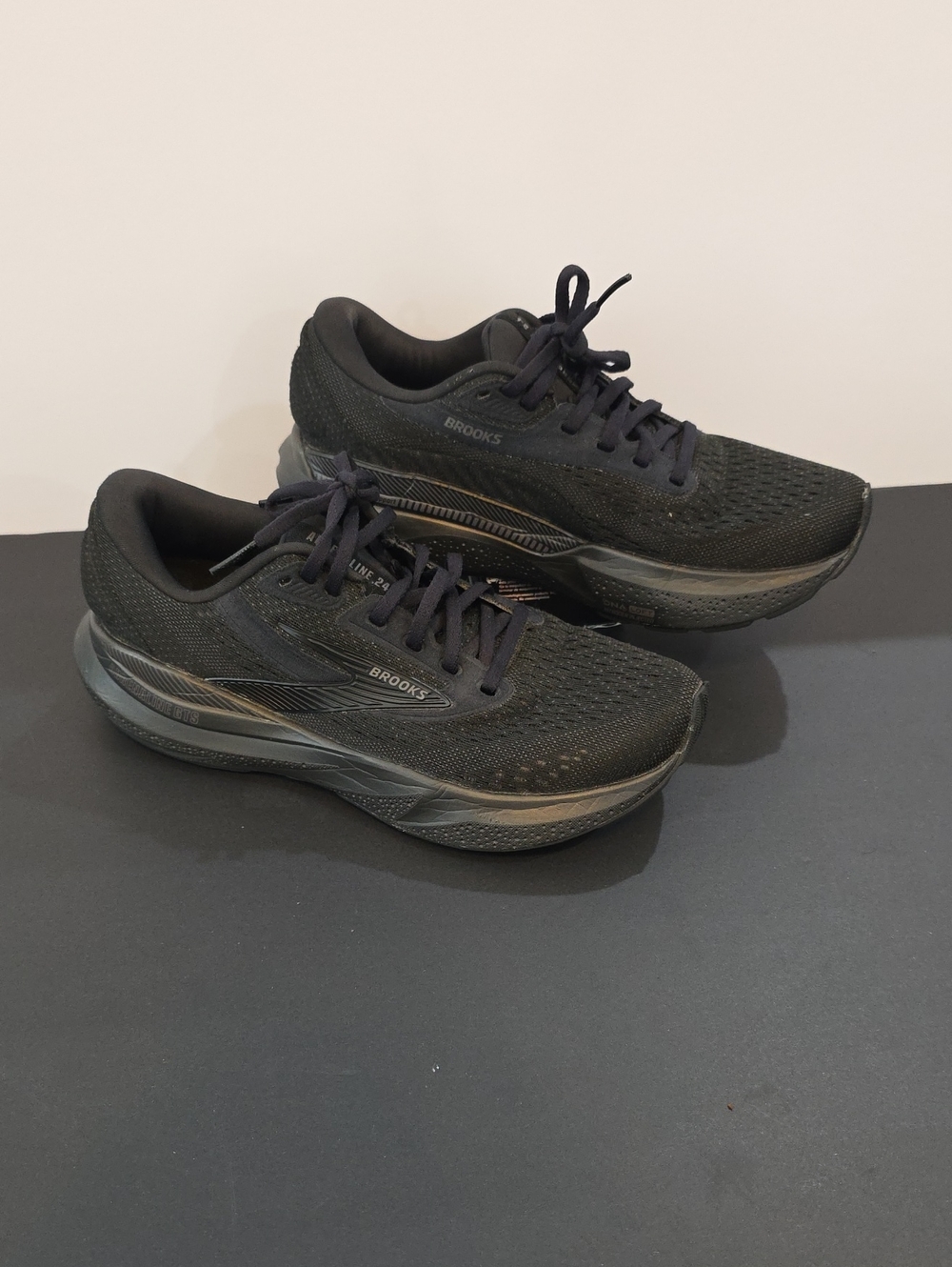 Brooks Adrenaline GTS 24 Women's Black Mesh Running Sneakers Size 7.5